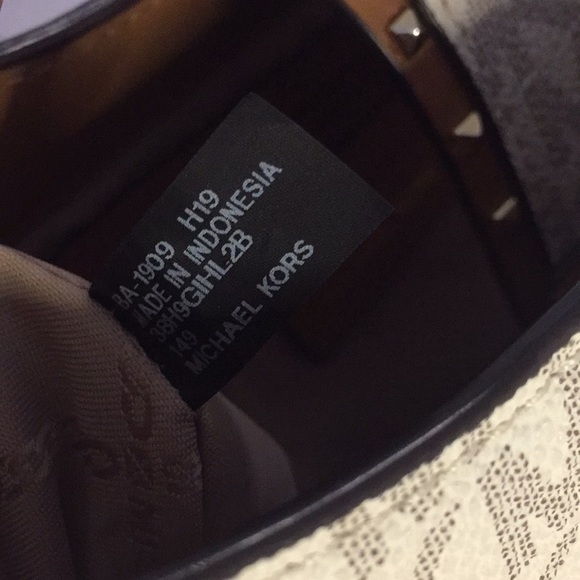 Michael Kors Lillian Vanilla Medium Shoulder Bag - Picture 11 of 17